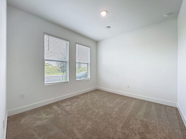 Building Photo - 15465 Hamlin Pk Dr