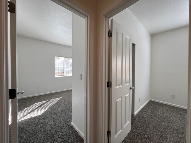 Building Photo - Luxurious 4 bedroom 3 bath family home in ...