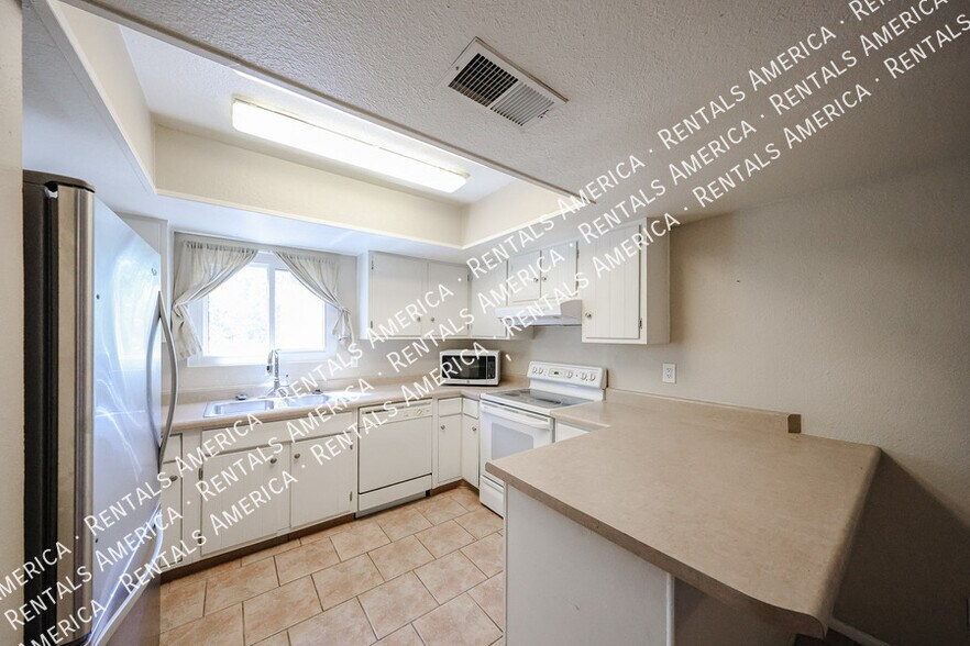 Building Photo - 4555 W Continental Dr