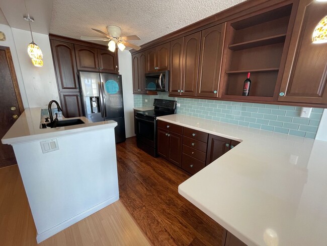 Building Photo - Gorgeous renovated high-floor apartment in great building.