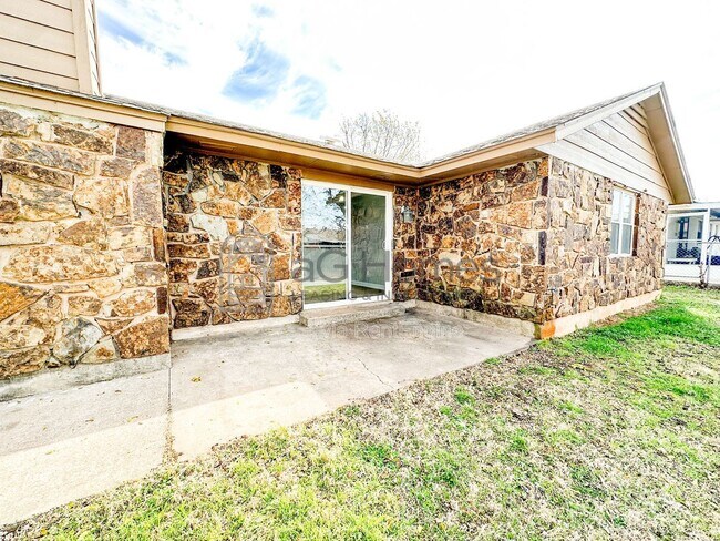 Building Photo - 730 Arlington Dr