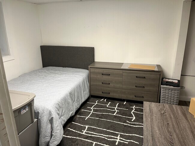 Building Photo - 1215 7th St E