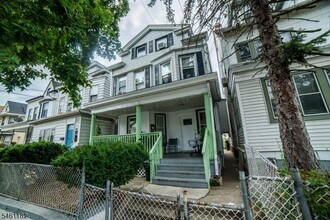 Building Photo - 712 E 27th St