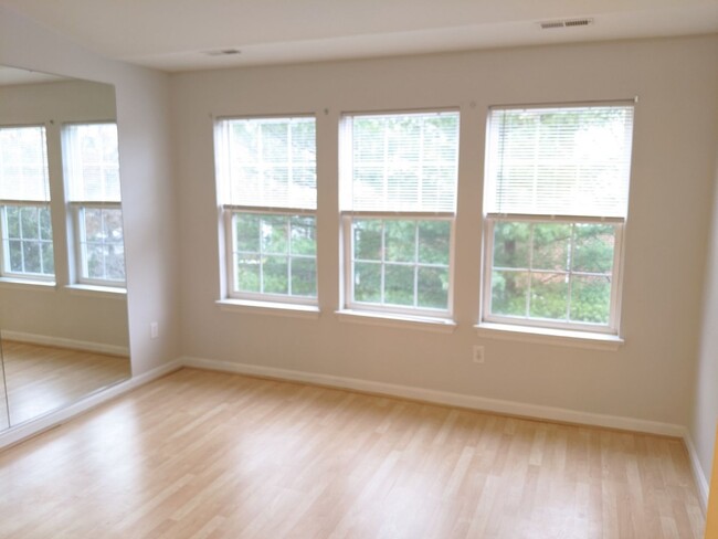 Building Photo - 3rd floor condo in the beautiful Whittier ...