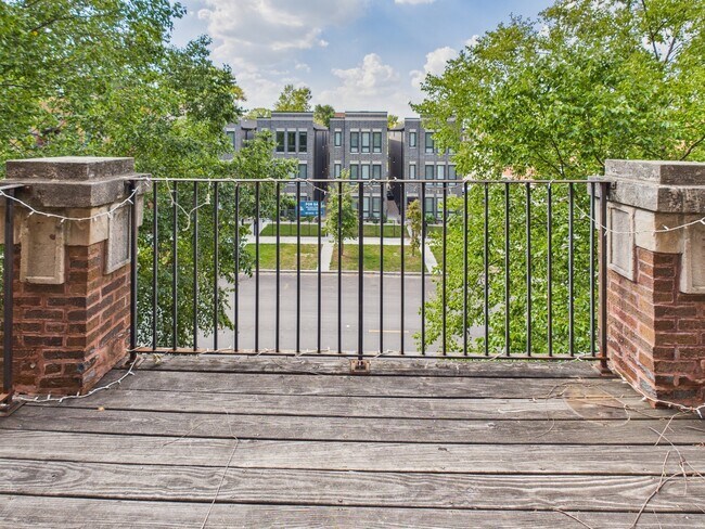 Building Photo - 5003 S Prairie Ave