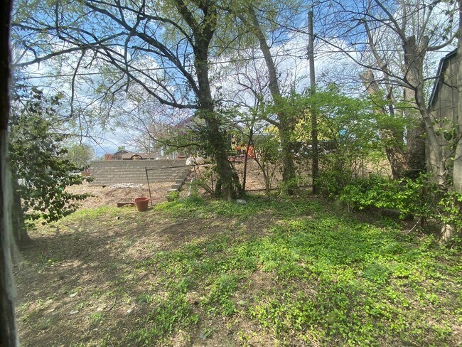 Building Photo - Great Location! Must See!