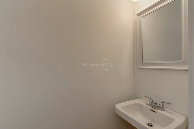 Building Photo - Beautiful 4 Bedroom 2.5 Bathroom Home with...