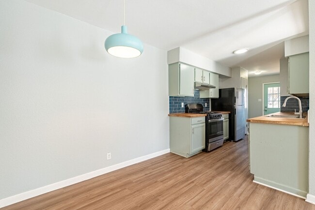 Building Photo - Charming 3-Bed Willowbend Home: Fireplace, Stainless Appliances, Garage, and Spacious Backyard!