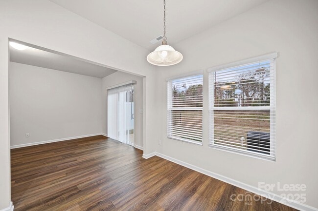 Building Photo - 916 S Battleground Ave