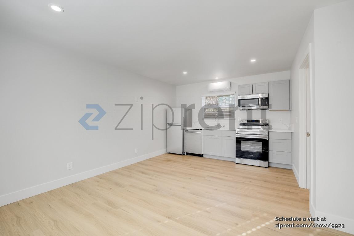 Building Photo - Unit B