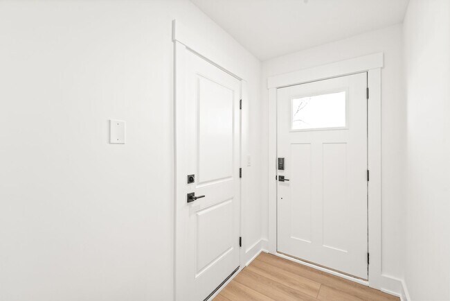 Building Photo - (Move-in Special) 3 Bedroom Townhome in LoSo!