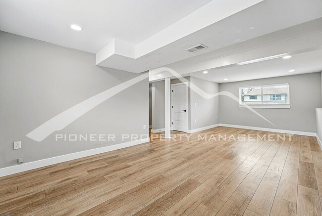 Building Photo - Spacious Duplex with Washer/Dryer and Cent...