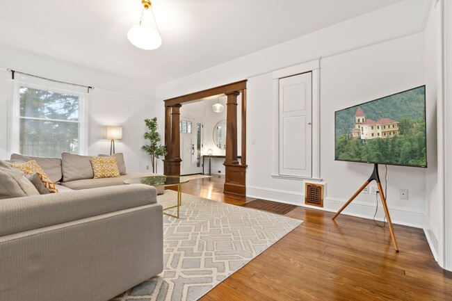 Building Photo - 6bd/3.25ba Seattle House