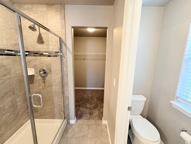 Building Photo - Beautiful 3 Bed, 2.5 Bath House in Windsor!