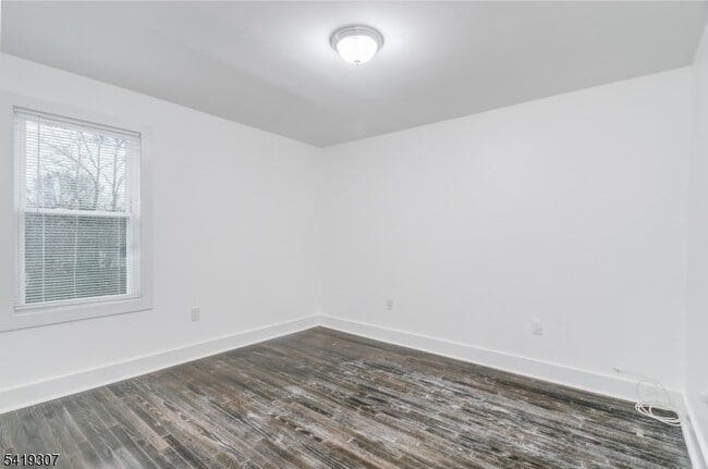 Building Photo - 860 Lyons Ave