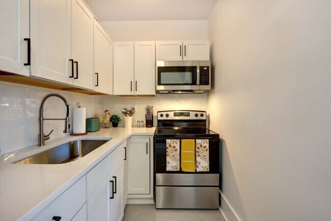 Building Photo - 306 E Victory Dr