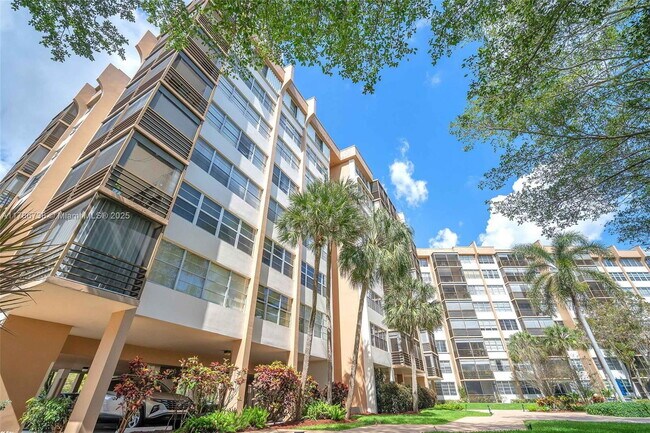 Building Photo - 1400 St Charles Pl