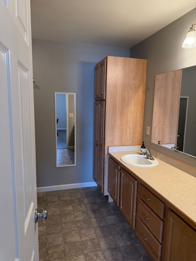 Building Photo - 3 Bedroom Condo for Rent in Bozeman!