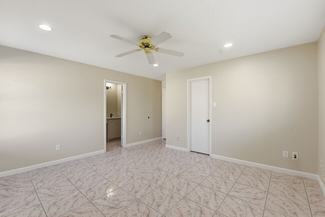 Building Photo - 8515 Leafdale Dr