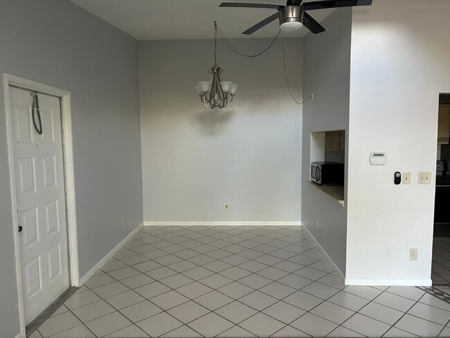 Building Photo - Condo in Southeast Orlando