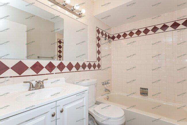 Building Photo - 2404 Burchard Dr