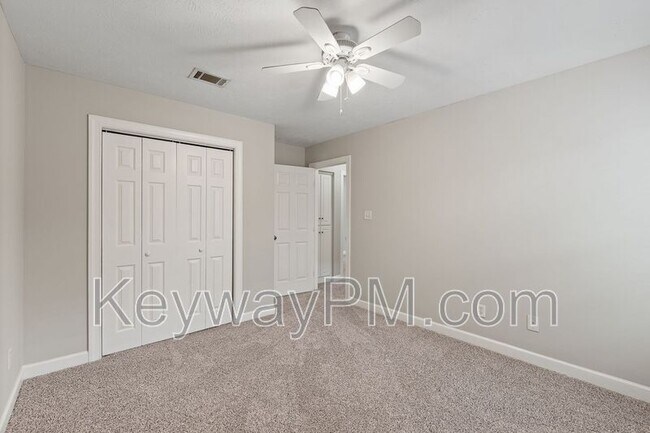 Building Photo - 633 Ventana Dr