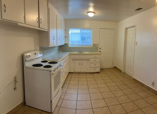 Building Photo - 2700 Whitcomb Way