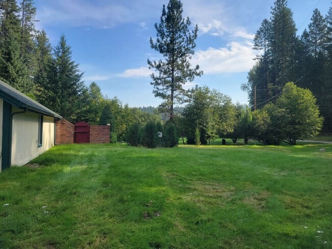 Building Photo - 3 bed, 1 bath home by Sacheen Lake