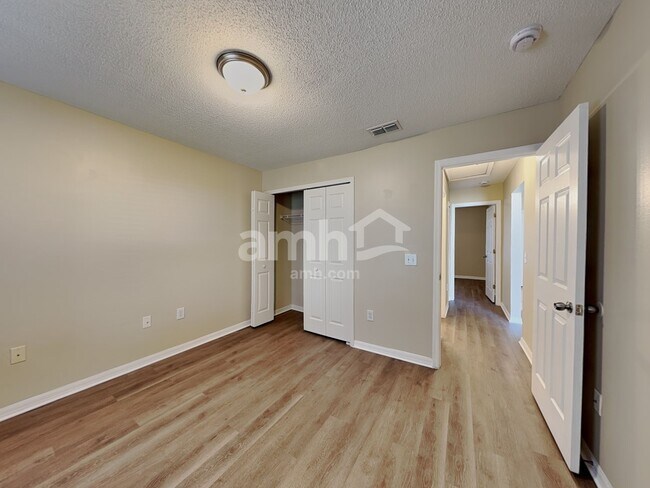 Building Photo - 214 Strada Dr