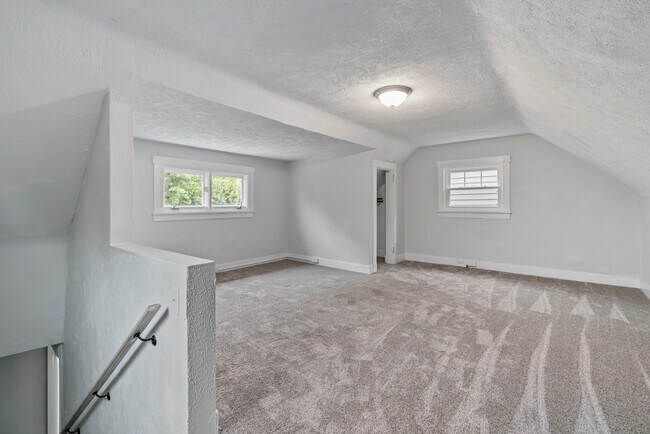 Building Photo - 2242 Manor Ave