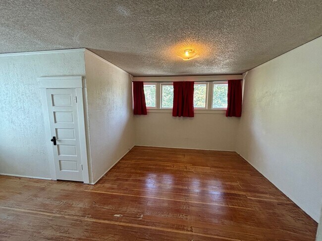 Building Photo - 2301 W Regan Ave