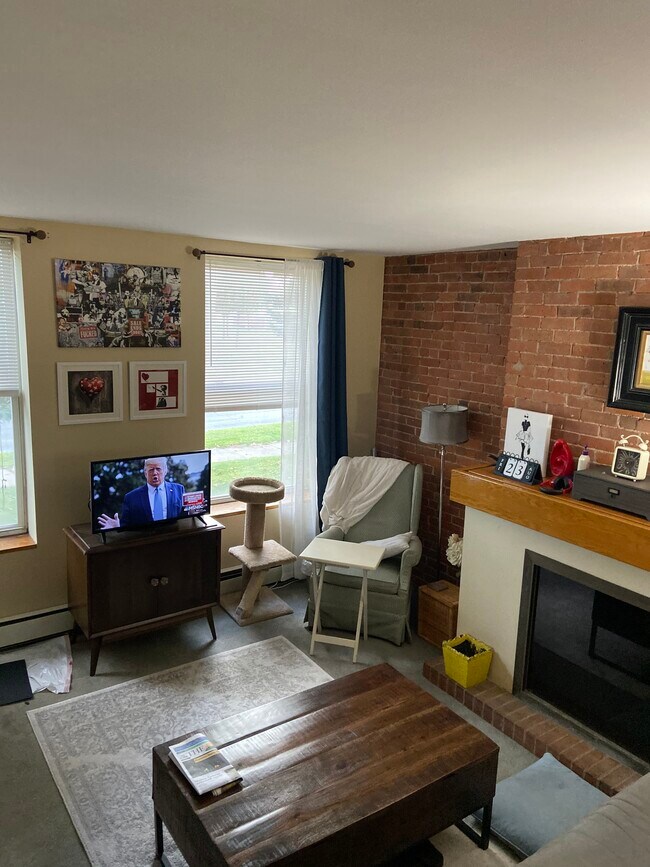 1 Bedroom Living Room 2 - 112 US Oval