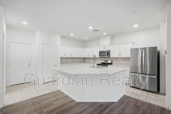 Building Photo - 2879 Cabrillo Terrace St