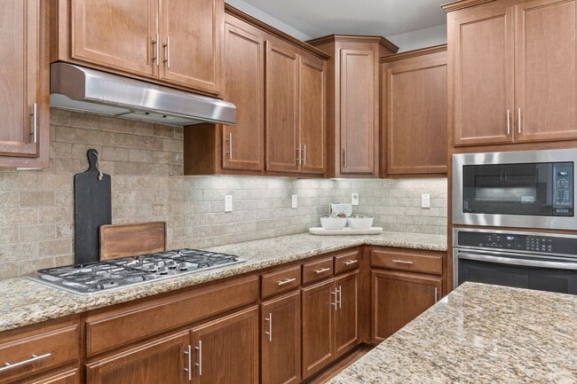 Building Photo - 832 Skycrest Drive
