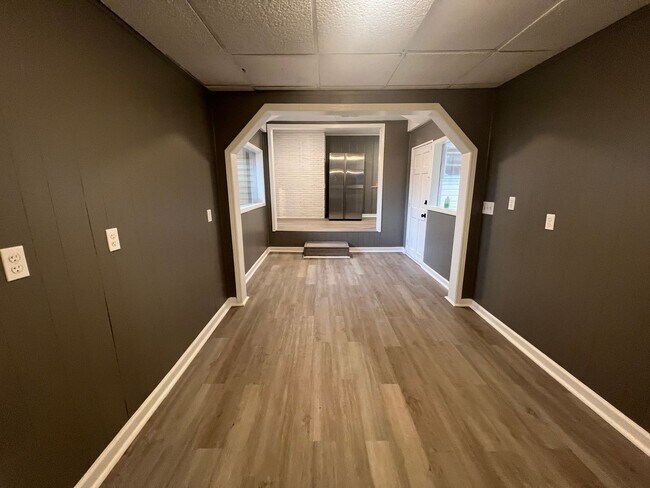 Building Photo - 4 Bedroom 2.5 Bathroom Home