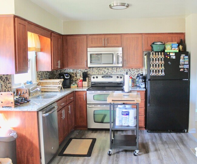 Building Photo - 3BD/2.5BA Home minutes from Dam Neck!  Full fenced Back yard!!