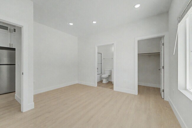 Building Photo - BRAND NEW 2 BEDROOM 2BATH