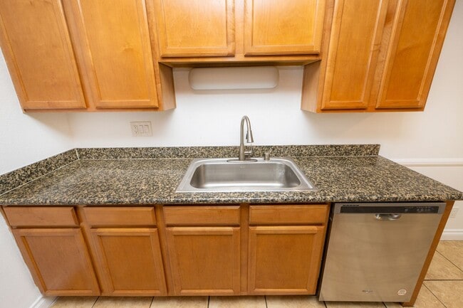 Building Photo - 2BR/1.5BA Condo! 2 parking spaces