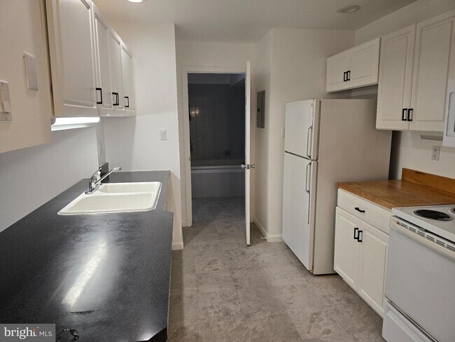 Building Photo - 306 Cherrington Dr