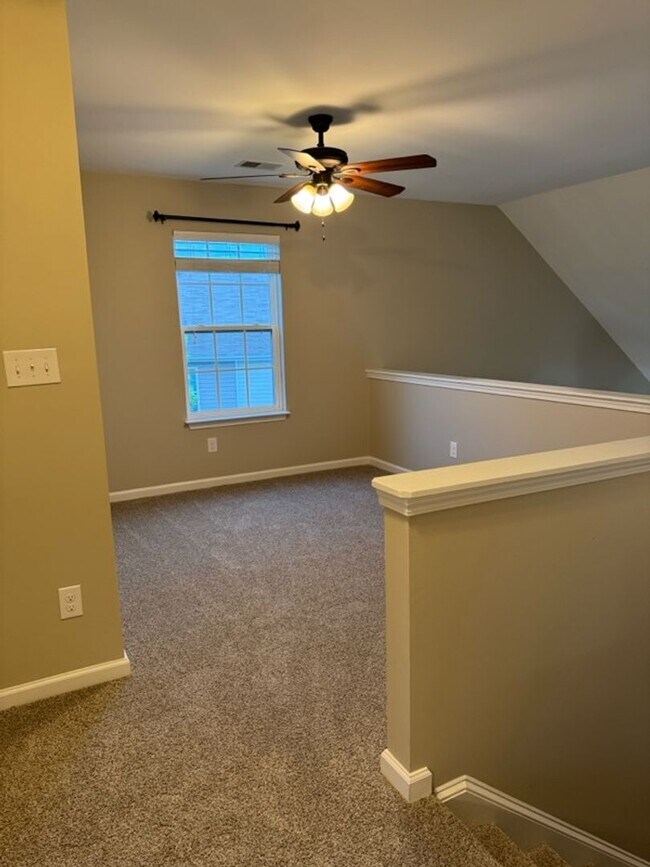 Building Photo - 3 Bedroom Townhouse with a Loft Area and a...