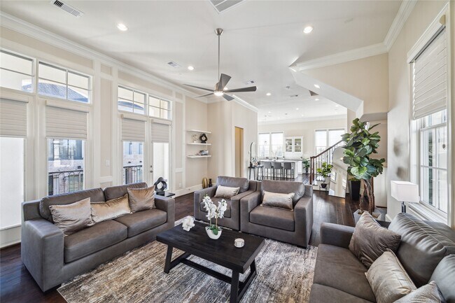 Primary Photo - 9455 Fannin St