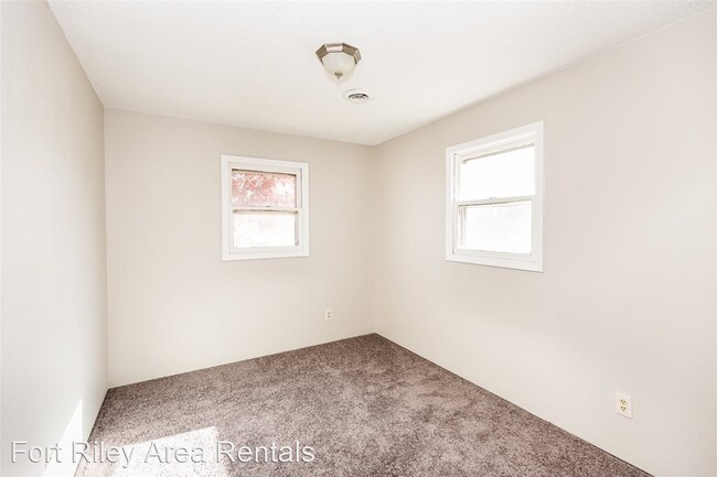 Building Photo - 3 br, 1 bath House - 701 Plaza Dr