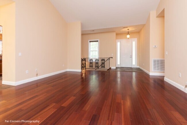 Building Photo - 370 Country Club Dr