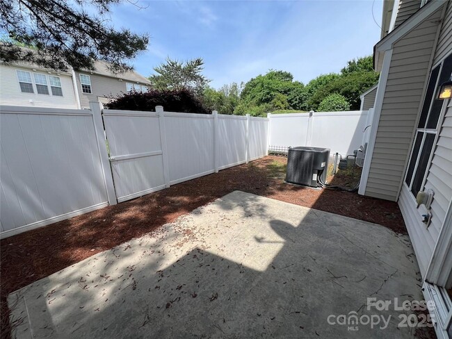 Building Photo - 10010 Blakeney Preserve Dr