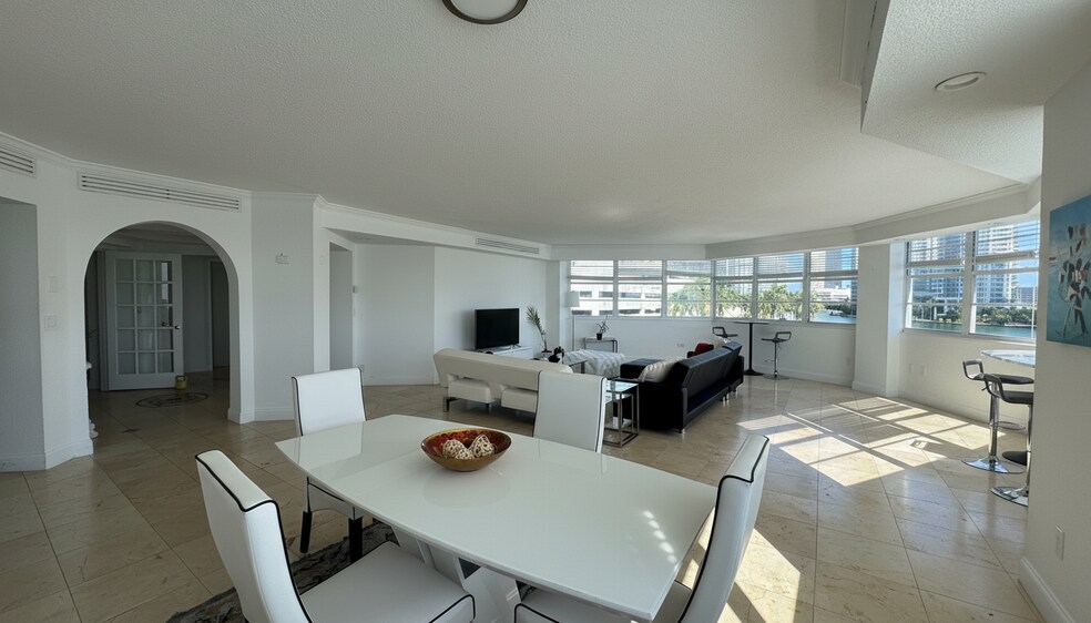 Building Photo - 801 Brickell Bay Dr