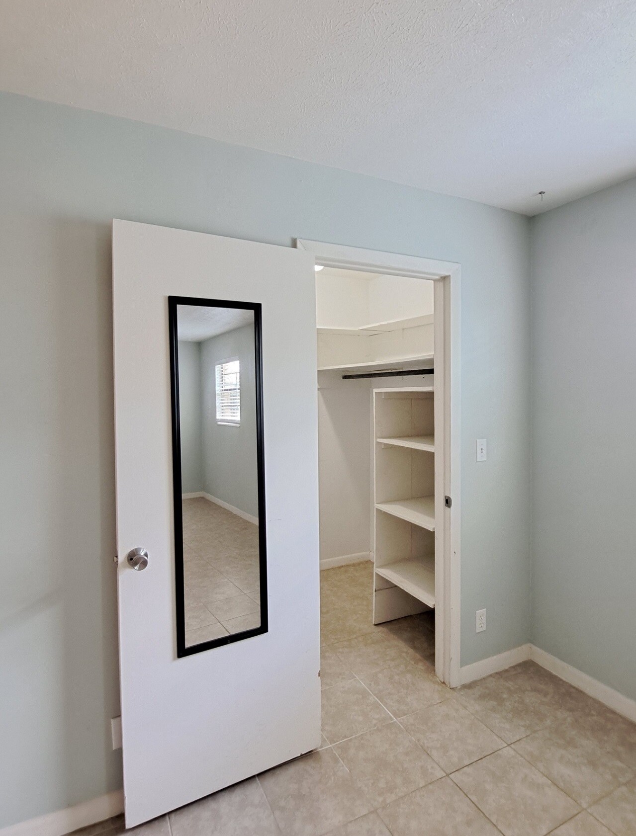 Building Photo - 3909 Ocean View Dr
