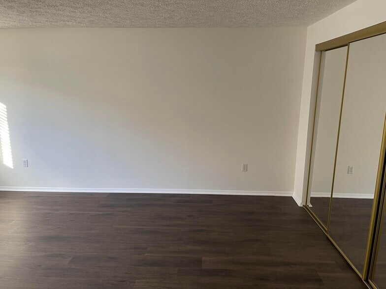 Building Photo - 993 Heather Ridge Dr