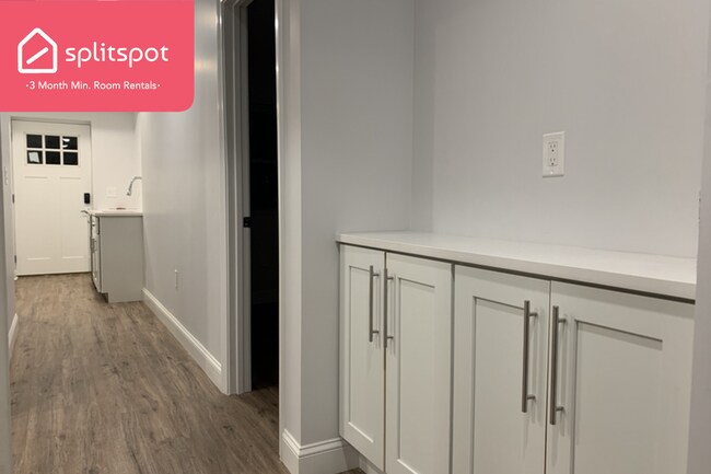 Building Photo - Private room in 3 bedroom Boston Apartment...