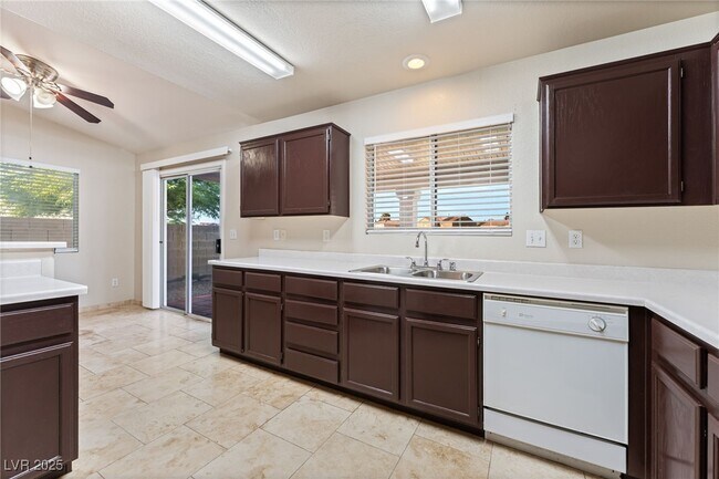Building Photo - 857 Lantham Pl