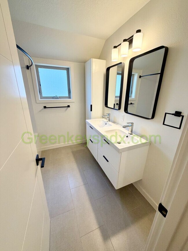 Building Photo - Newer 2-Bedroom, 1.5-Bathroom Townhome for Rent in SE Portland with Private Patio in Walkable Loc...